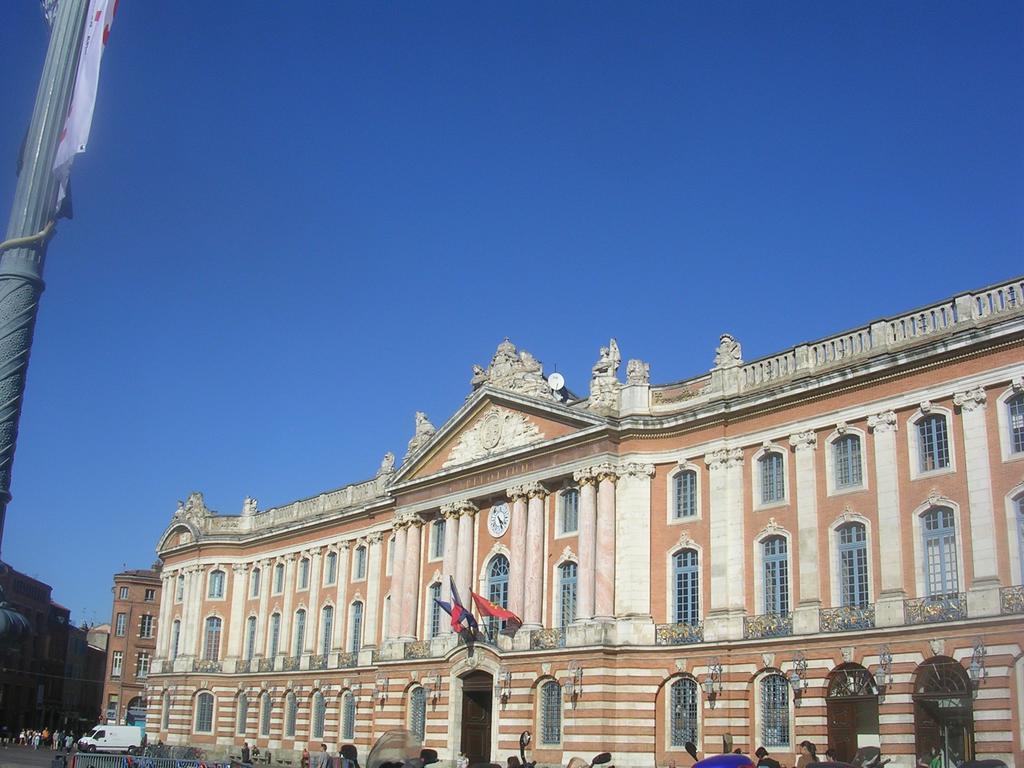 Ours Blanc - Place Victor Hugo 2*