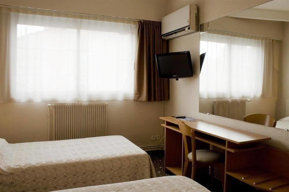 Ours Blanc - Place Victor Hugo Hotel 2*