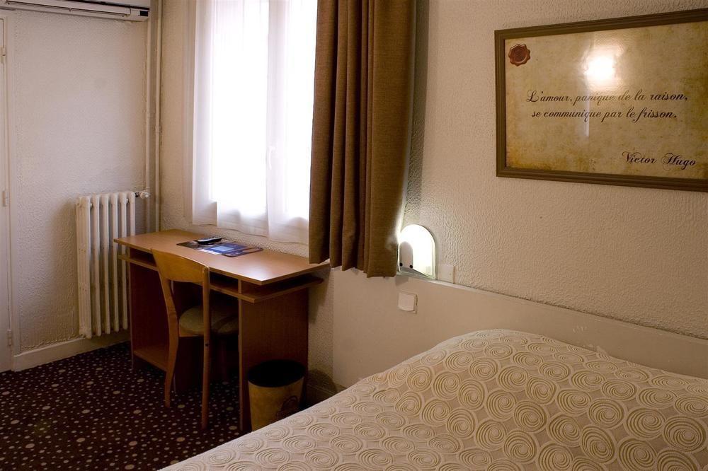 Ours Blanc - Place Victor Hugo